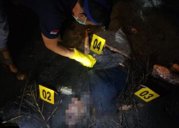 Petugas inafis Polres Barito Timur melakukan olah TKP. (ist)