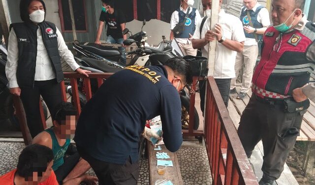 Pelaksanaan tes urine yang dilakukan jajaran Polresta Palangka Raya di Kampung Puntun, Kamis (15/10/2026). (ist)