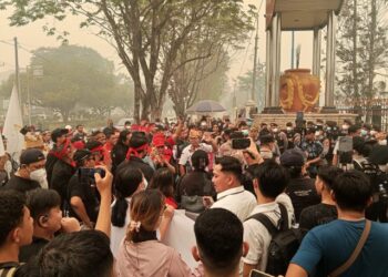 Massa aksi dari Aliansi Rakyat Kalteng menggeruduk Kantor Gubernur Kalteng, Kamis (15/10/2026). (ist)