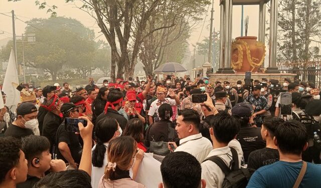 Massa aksi dari Aliansi Rakyat Kalteng menggeruduk Kantor Gubernur Kalteng, Kamis (15/10/2026). (ist)