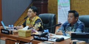 Bupati Barito Utara, H. Shalahhuddin, memimpin rapat evaluasi penanganan karhutla dan dampak kemarau di Aula Setda Barito Utara, Kamis (15/10/2026).
