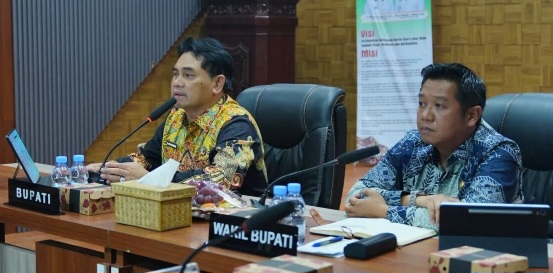 Bupati Barito Utara, H. Shalahhuddin, memimpin rapat evaluasi penanganan karhutla dan dampak kemarau di Aula Setda Barito Utara, Kamis (15/10/2026).