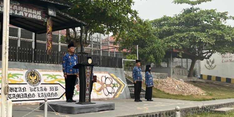 Kepala Rutan Tamiang Layang, Agung Novarianto, memimpin Upacara Hari Kesadaran Nasional, Sabtu (17/10/2026).