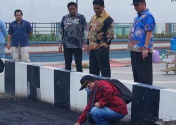 Bupati Barito Utara H. Shalahuddin bersama Wakil Bupati Felix Sonadie Y. Tingan turun langsung meninjau progres pekerjaan tersebut, Kamis (15/10/2026).