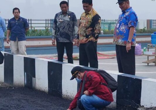 Bupati Barito Utara H. Shalahuddin bersama Wakil Bupati Felix Sonadie Y. Tingan turun langsung meninjau progres pekerjaan tersebut, Kamis (15/10/2026).