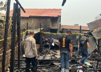 Jajaran kepolisian melakukan olah TKP pasca kebakaran, Sabtu (17/10/2026). (ist)
