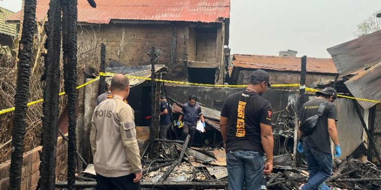 Jajaran kepolisian melakukan olah TKP pasca kebakaran, Sabtu (17/10/2026). (ist)