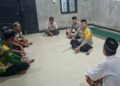 Kapolsek Awang IPTU Saipul Fazrianoor, S.H., berbincang dengan warga usai melaksanakan Salat Subuh berjamaah, Minggu (18/10/1026).