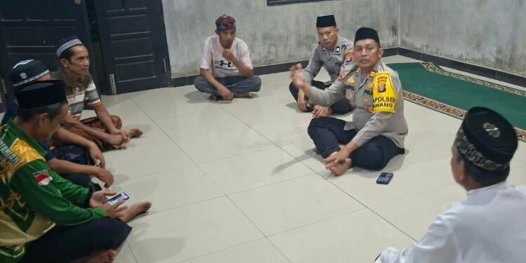 Kapolsek Awang IPTU Saipul Fazrianoor, S.H., berbincang dengan warga usai melaksanakan Salat Subuh berjamaah, Minggu (18/10/1026).