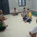 Kapolsek Awang IPTU Saipul Fazrianoor, S.H., berbincang dengan warga usai melaksanakan Salat Subuh berjamaah, Minggu (18/10/1026).