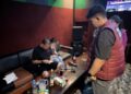 Petugas melakukan pemeriksaan di tempat hiburan malam dan melakukan tes urine pengunjung, Sabtu (17/10/2026). (ist)