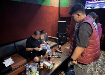 Petugas melakukan pemeriksaan di tempat hiburan malam dan melakukan tes urine pengunjung, Sabtu (17/10/2026). (ist)