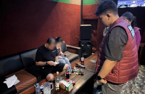 Petugas melakukan pemeriksaan di tempat hiburan malam dan melakukan tes urine pengunjung, Sabtu (17/10/2026). (ist)