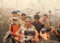 Kapolda Kalimantan Tengah Irjen Pol Iwan Kurniawan, diwawancarai sejumlah wartawan ketika turun langsung meninjau lokasi titik api di Jalan Talawang Raya, Kelurahan Panarung, Minggu (18/10/2026). (ist)