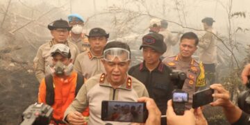 Kapolda Kalimantan Tengah Irjen Pol Iwan Kurniawan, diwawancarai sejumlah wartawan ketika turun langsung meninjau lokasi titik api di Jalan Talawang Raya, Kelurahan Panarung, Minggu (18/10/2026). (ist)