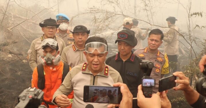 Kapolda Kalimantan Tengah Irjen Pol Iwan Kurniawan, diwawancarai sejumlah wartawan ketika turun langsung meninjau lokasi titik api di Jalan Talawang Raya, Kelurahan Panarung, Minggu (18/10/2026). (ist)