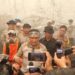 Kapolda Kalimantan Tengah Irjen Pol Iwan Kurniawan, diwawancarai sejumlah wartawan ketika turun langsung meninjau lokasi titik api di Jalan Talawang Raya, Kelurahan Panarung, Minggu (18/10/2026). (ist)