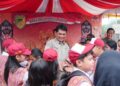 Bupati Barito Utara, H. Shalahuddin menyapa peserta didik disela meninjau pelaksanaan program revitalisasi sekolah di SDN 7 Lanjas dan TK Ceria bersama Kepala Balai Penjaminan Mutu Pendidikan (BPMP) Provinsi Kalimantan Tengah, Sabtu (17/10/2026).
