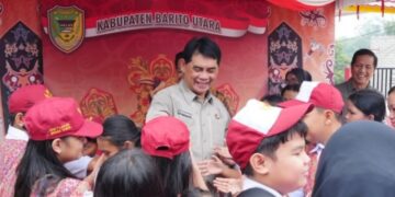 Bupati Barito Utara, H. Shalahuddin menyapa peserta didik disela meninjau pelaksanaan program revitalisasi sekolah di SDN 7 Lanjas dan TK Ceria bersama Kepala Balai Penjaminan Mutu Pendidikan (BPMP) Provinsi Kalimantan Tengah, Sabtu (17/10/2026).