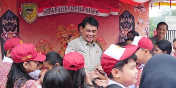 Bupati Barito Utara, H. Shalahuddin menyapa peserta didik disela meninjau pelaksanaan program revitalisasi sekolah di SDN 7 Lanjas dan TK Ceria bersama Kepala Balai Penjaminan Mutu Pendidikan (BPMP) Provinsi Kalimantan Tengah, Sabtu (17/10/2026).