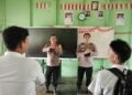 Personel Polsek Kapuas Hulu melaksanakan sosialisasi terhadap siswa SMA 1 Kapuas Hulu, Senin (19/10/2026). (ist)