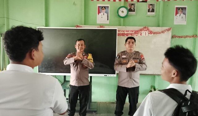 Personel Polsek Kapuas Hulu melaksanakan sosialisasi terhadap siswa SMA 1 Kapuas Hulu, Senin (19/10/2026). (ist)
