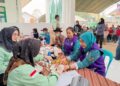 Ketua TP PKK Barito Utara, Hj. Maya Savitri Shalahuddin, cek kesehatan disela pembukaan program Pelayanan Kesehatan Bergerak (PKB), warga Desa Mampuak I, Kecamatan Teweh Timur, Sabtu (17/10/2026).