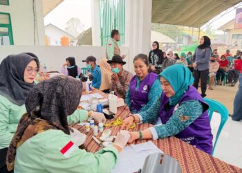 Ketua TP PKK Barito Utara, Hj. Maya Savitri Shalahuddin, cek kesehatan disela pembukaan program Pelayanan Kesehatan Bergerak (PKB), warga Desa Mampuak I, Kecamatan Teweh Timur, Sabtu (17/10/2026).