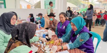 Ketua TP PKK Barito Utara, Hj. Maya Savitri Shalahuddin, cek kesehatan disela pembukaan program Pelayanan Kesehatan Bergerak (PKB), warga Desa Mampuak I, Kecamatan Teweh Timur, Sabtu (17/10/2026).