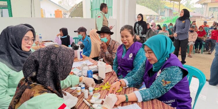 Ketua TP PKK Barito Utara, Hj. Maya Savitri Shalahuddin, cek kesehatan disela pembukaan program Pelayanan Kesehatan Bergerak (PKB), warga Desa Mampuak I, Kecamatan Teweh Timur, Sabtu (17/10/2026).