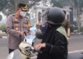 Kapolresta Palangka Raya Kombes Pol Andiyatna, menyapa pengendara dan membagikan masker gratis, Selasa (20/10/2026). (ist)