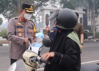 Kapolresta Palangka Raya Kombes Pol Andiyatna, menyapa pengendara dan membagikan masker gratis, Selasa (20/10/2026). (ist)