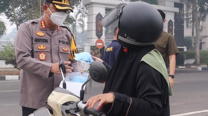 Kapolresta Palangka Raya Kombes Pol Andiyatna, menyapa pengendara dan membagikan masker gratis, Selasa (20/10/2026). (ist)