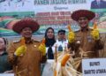 Bupati Barito Utara, H. Shalahuddin dan Wabup Felix Soenadi Y. Tingan, menghadiri panen bersama jagung hibrida di Desa Mampuak I, Kecamatan Teweh Timur, Selasa (20/10/2026).