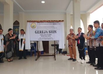 Sekda Barito Timur Misnohartaku, meresmikan Gedung Gereja Sion Jemaat Gereja Kalimantan Evangelis (GKE) Ampah, Resort Karau Ampah, Selasa (20/10/2026).