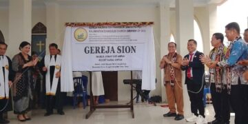 Sekda Barito Timur Misnohartaku, meresmikan Gedung Gereja Sion Jemaat Gereja Kalimantan Evangelis (GKE) Ampah, Resort Karau Ampah, Selasa (20/10/2026).