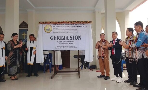 Sekda Barito Timur Misnohartaku, meresmikan Gedung Gereja Sion Jemaat Gereja Kalimantan Evangelis (GKE) Ampah, Resort Karau Ampah, Selasa (20/10/2026).