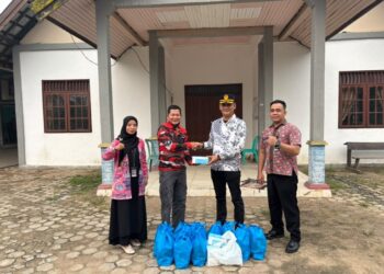 Kepala Rutan Kelas IIB Tamiang Layang Agung Novarianto, menyalurkan bantuan masker dan sembako yang diterima Kepala Desa Dayu Erto, Selasa (20/10/2026). (ist)