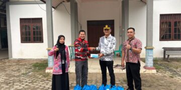 Kepala Rutan Kelas IIB Tamiang Layang Agung Novarianto, menyalurkan bantuan masker dan sembako yang diterima Kepala Desa Dayu Erto, Selasa (20/10/2026). (ist)