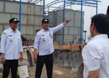Bupati Barito Utara H. Shalahuddin dan Wabup Felix Soenadi Y. Tingan, mencek kondisi PDAM.