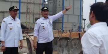 Bupati Barito Utara H. Shalahuddin dan Wabup Felix Soenadi Y. Tingan, mencek kondisi PDAM.