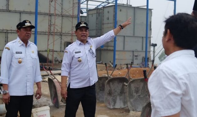 Bupati Barito Utara H. Shalahuddin dan Wabup Felix Soenadi Y. Tingan, mencek kondisi PDAM.