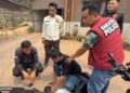 Penggeladahan yang dilakukan jajaran Satresnarkoba Polres Lamandau terhadap barang bawaan H yang didapti sembilan paket berisi sabu dan pil ekstasi, Kamis (22/10/2026). (ist)