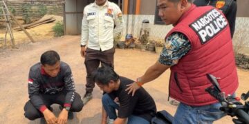 Penggeladahan yang dilakukan jajaran Satresnarkoba Polres Lamandau terhadap barang bawaan H yang didapti sembilan paket berisi sabu dan pil ekstasi, Kamis (22/10/2026). (ist)