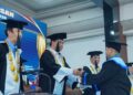 Bupati Barito Utara H. Shalahuddin, menghadiri Wisuda Ke-XII Politeknik Muara Teweh Tahun Akademik 2025–2026 di Aula Balai Antang, Muara Teweh, Rabu (21/10/2026).