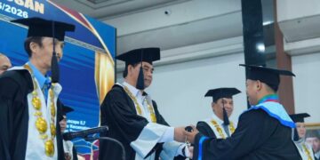 Bupati Barito Utara H. Shalahuddin, menghadiri Wisuda Ke-XII Politeknik Muara Teweh Tahun Akademik 2025–2026 di Aula Balai Antang, Muara Teweh, Rabu (21/10/2026).