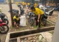 Kapolres Barito Timur AKBP Iqbal Sengaji bersama berpersonel dan aparat gabungan melaksanakan Green Policing di Pasar Temanggung Dyakarti Tamiang Layang, Jumat (23/10/2026).