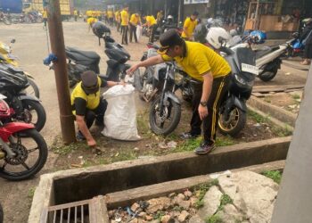 Kapolres Barito Timur AKBP Iqbal Sengaji bersama berpersonel dan aparat gabungan melaksanakan Green Policing di Pasar Temanggung Dyakarti Tamiang Layang, Jumat (23/10/2026).