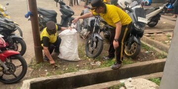 Kapolres Barito Timur AKBP Iqbal Sengaji bersama berpersonel dan aparat gabungan melaksanakan Green Policing di Pasar Temanggung Dyakarti Tamiang Layang, Jumat (23/10/2026).