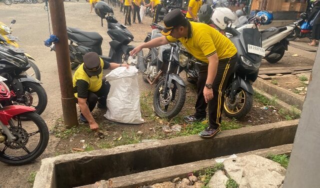 Kapolres Barito Timur AKBP Iqbal Sengaji bersama berpersonel dan aparat gabungan melaksanakan Green Policing di Pasar Temanggung Dyakarti Tamiang Layang, Jumat (23/10/2026).